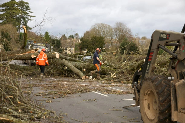 Équipe dégageant une entrée après une tempête